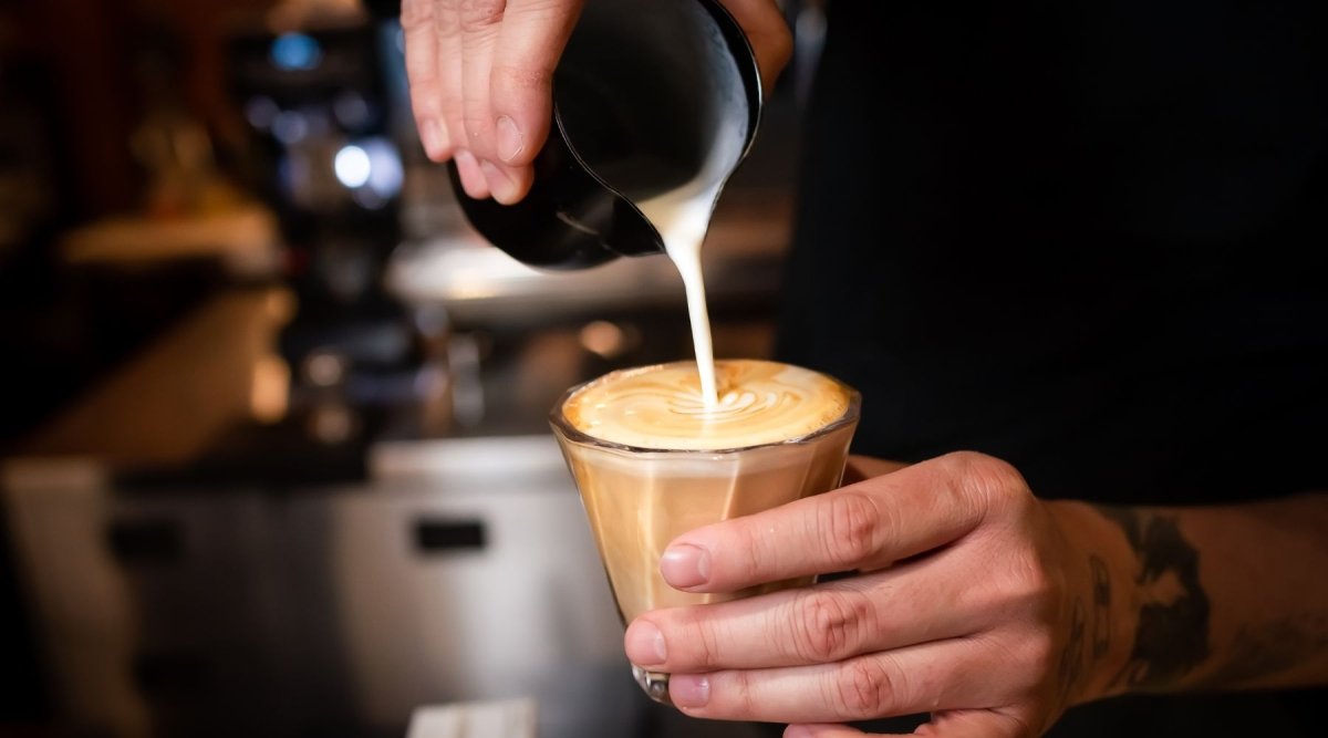 Flat White – Der seidige Koffein-Kick - Coffee Pirates