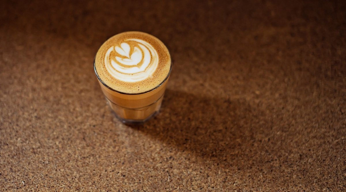 Flat White zubereiten: Perfekte Anleitung für cremigen Kaffeegenuss ☕✨ - Coffee Pirates