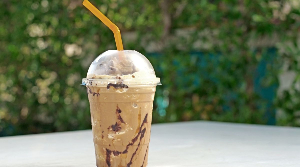 Iced Mocha selber machen – Cold Brew trifft Schokolade & Milch - Coffee Pirates