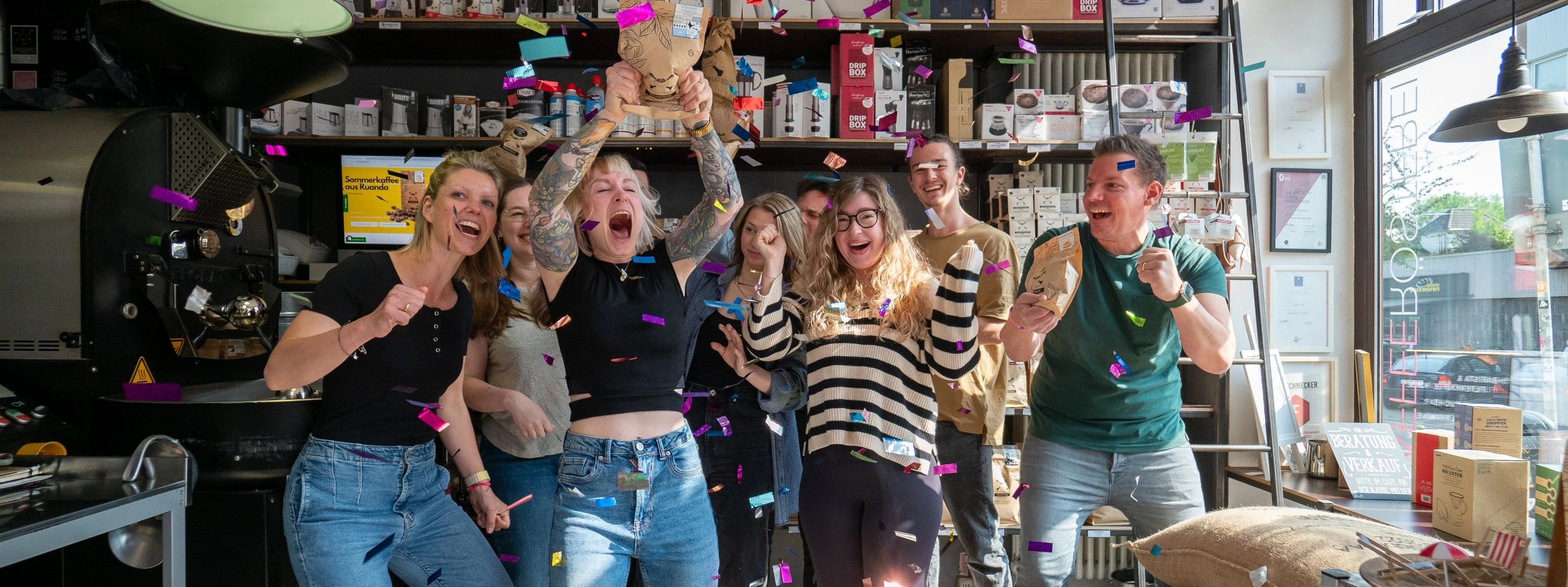 das Coffee Pirates Team feiert ausgelassen