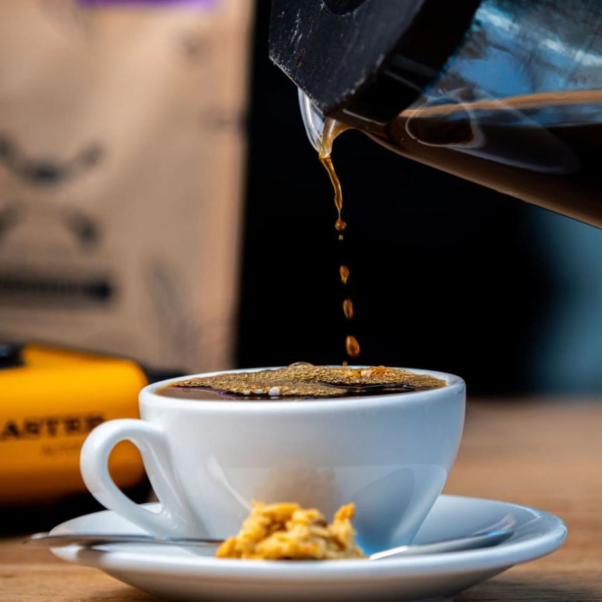 randvolle Tasse Kaffee Coffee Pirates mit Moccamaster