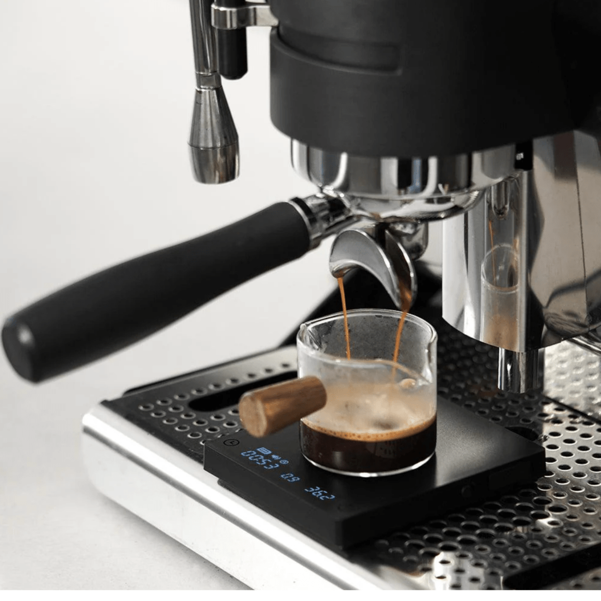 Kaffeewaage mit Espressotasse auf der Timemore Mini - Coffee Pirates