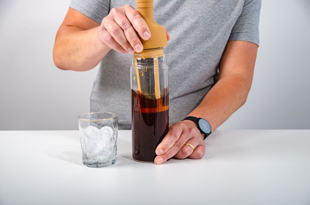 Cold Brew Kaffeezubereitung mit der Hario Cold Crew Flasche – Dein Guide mit Coffee Pirates Kaffeerösterei - Coffee Pirates