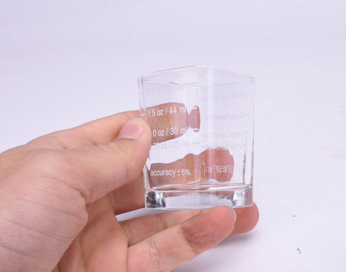 JoeFrex Espresso Shotglas in der Hand - Coffee Pirates