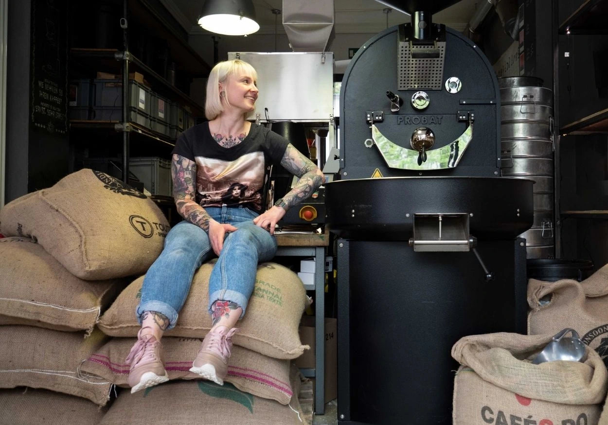 Jessica inspiziert die hochwertigen Kaffeebohnensäcke bei Coffee Pirates – Qualität aus erster Hand.