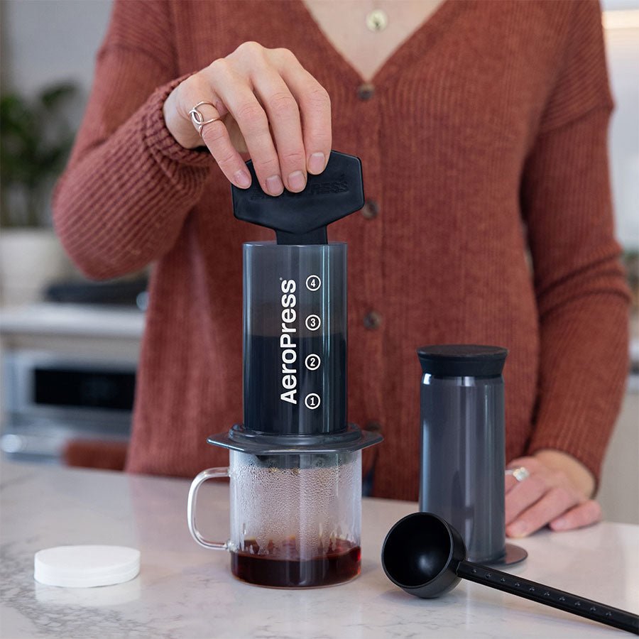 Aerobie AeroPress Kaffee-Zubereiter inkl. 100 Filtern - Coffee Pirates