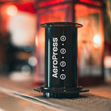 Aerobie AeroPress Kaffee-Zubereiter inkl. 100 Filtern - Coffee Pirates