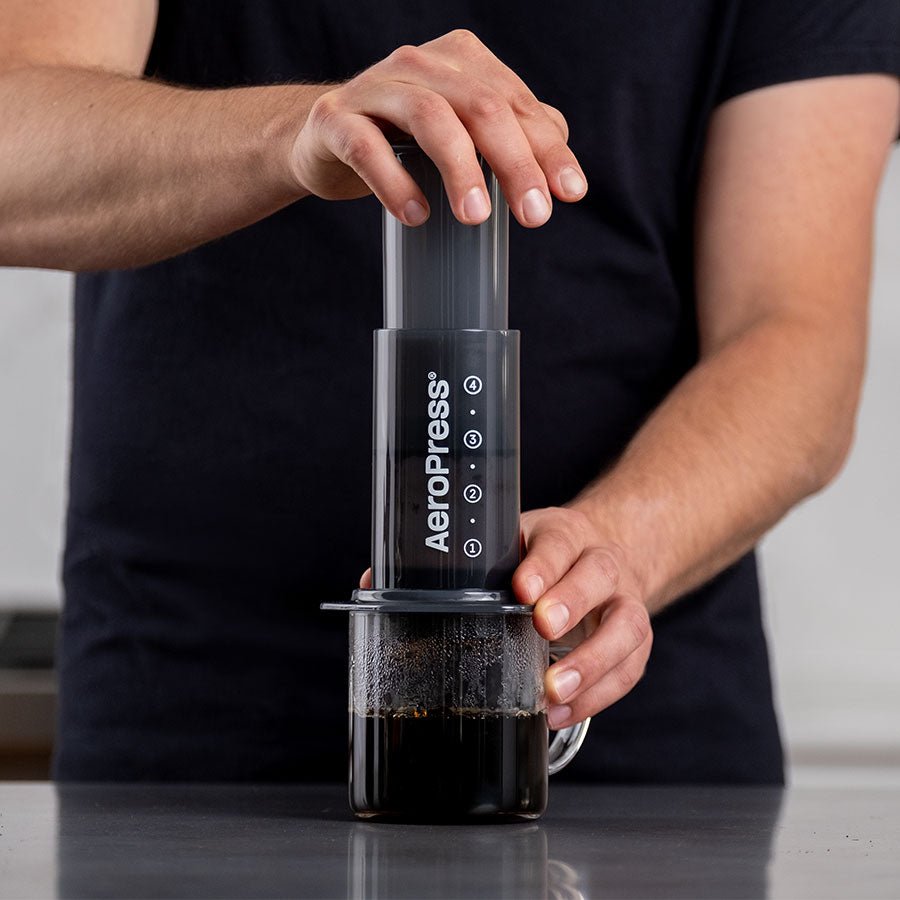 Aerobie AeroPress Kaffee-Zubereiter inkl. 100 Filtern - Coffee Pirates