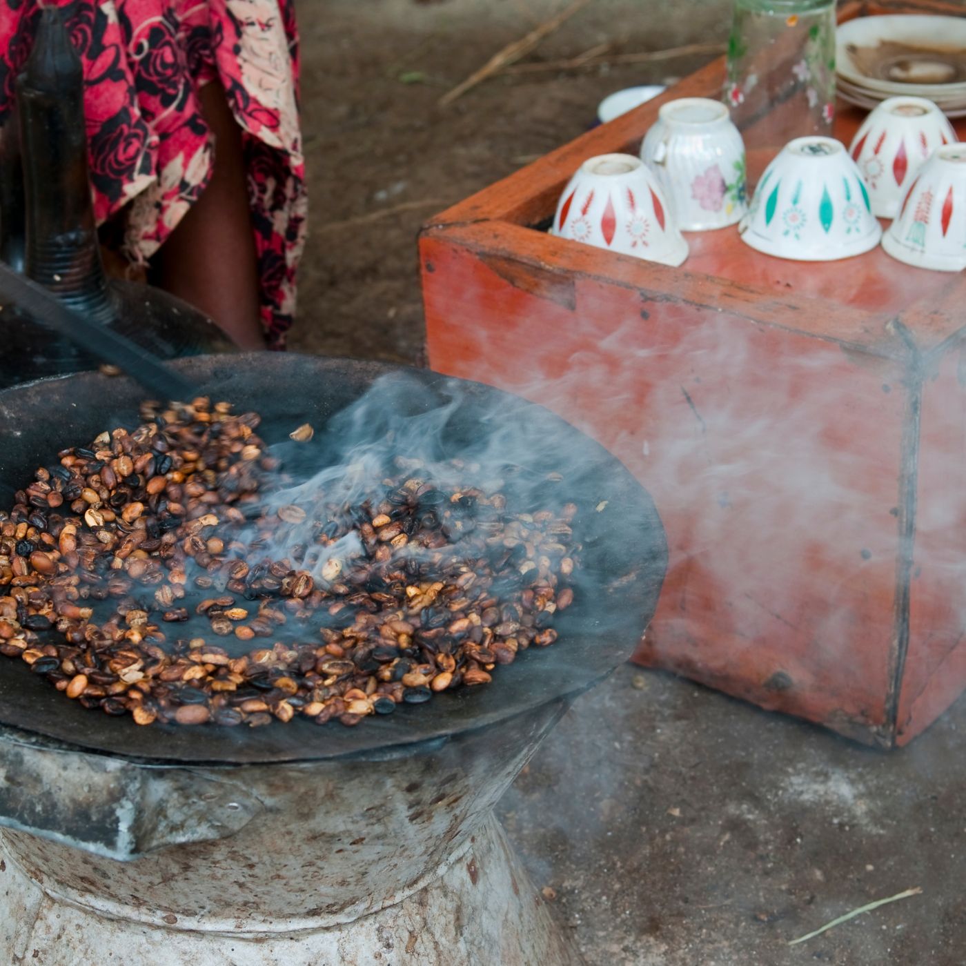 Kaffeebohnen geröstet in der Pfanne Buna Kaffeezeremonie äthiopien