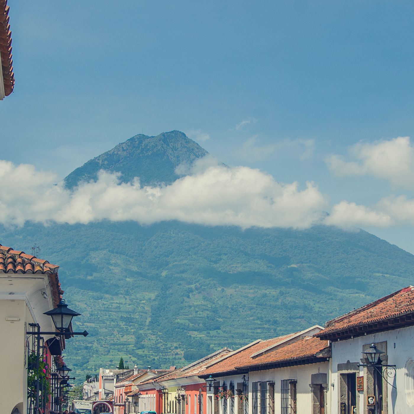 Vulkan hinter Wolken in Guatemala