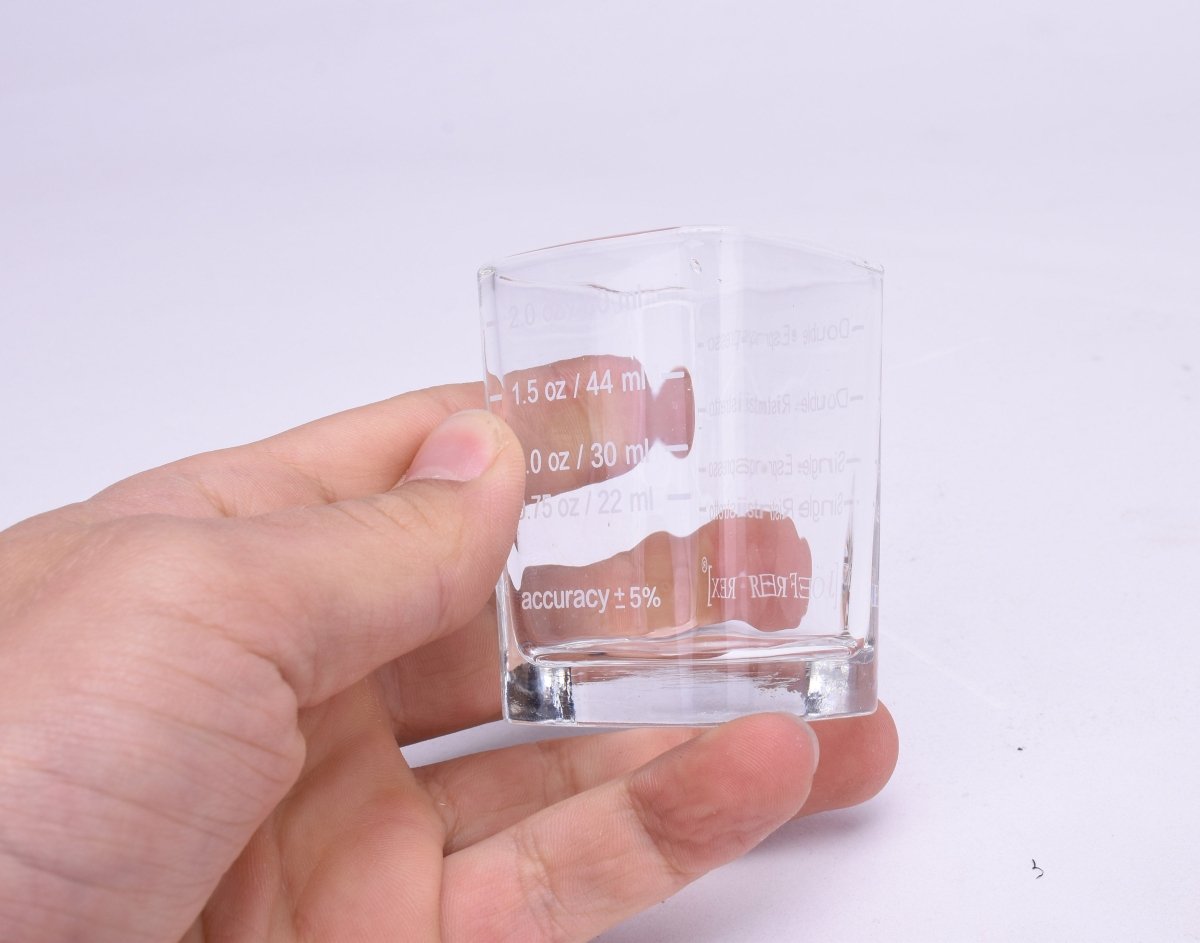 JoeFrex Espresso Shotglas in der Hand - Coffee Pirates