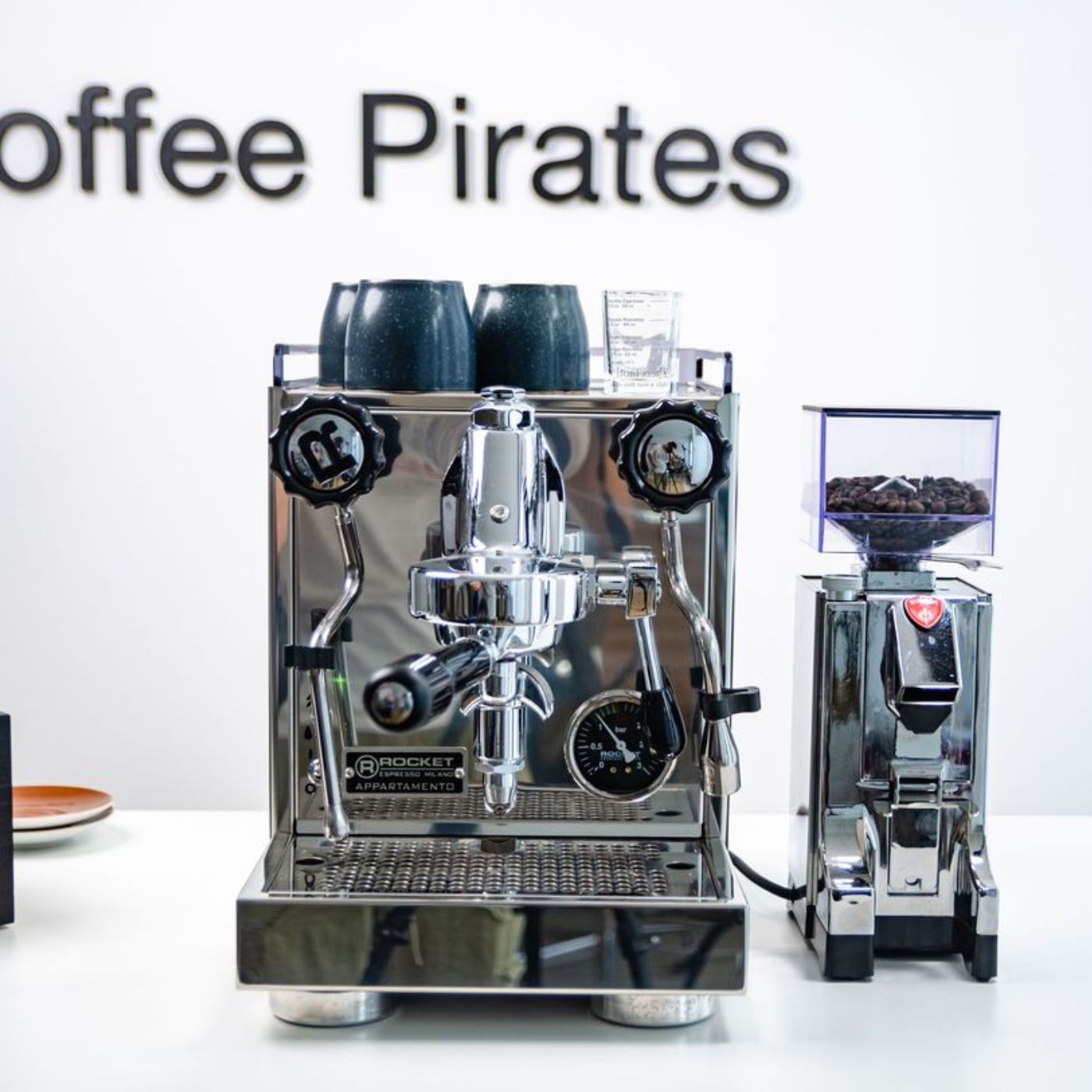 Rocket Siebträger und Kaffeemühle im Coffee Pirates Studio