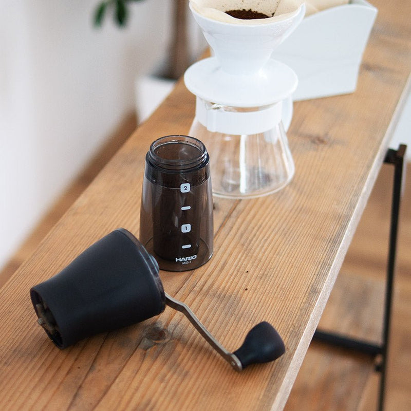 Hario Ceramic Coffee Mill Mini-Slim Plus Kaffeemühle - Coffee Pirates