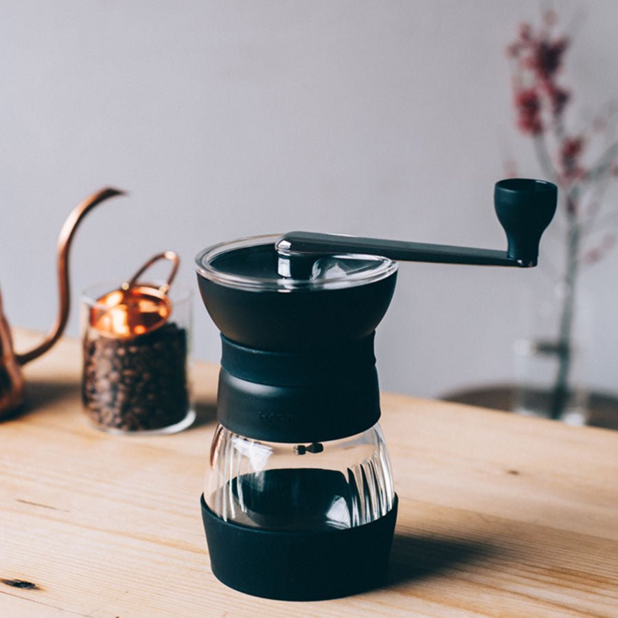 Hario Hand-Kaffeemühle | 4 Tassen | Keramik-Mahlwerk | Ceramic Coffee Mill Skerton PRO - Coffee Pirates